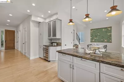 6375 Longcroft Dr, Oakland, CA 94611 - Photo 17