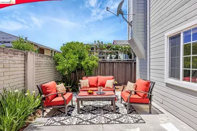 16 Town Sq Pl, Oakland, CA 94603 - Photo 17