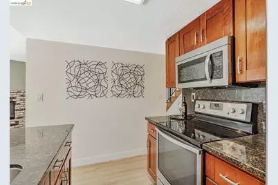 16 Town Sq Pl, Oakland, CA 94603 - Photo 13