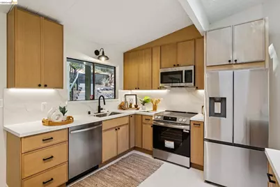 7101 Pinehaven Rd, Oakland, CA 94611 - Photo 15