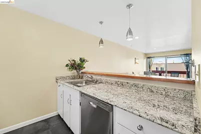 2005 Pleasant Valley #215, Oakland, CA 94611 - Photo 9