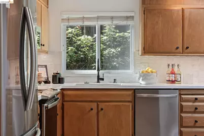 6660 Sobrante Rd, Oakland, CA 94611 - Photo 7