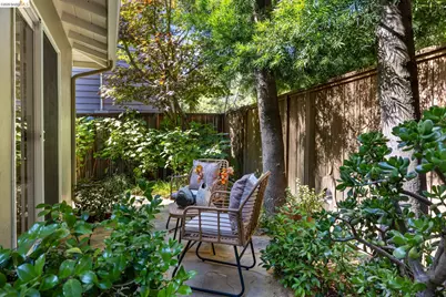 6660 Sobrante Rd, Oakland, CA 94611 - Photo 15