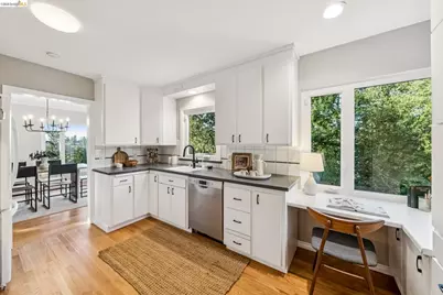 2556 Carisbrook Dr, Oakland, CA 94611 - Photo 29