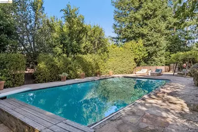 2556 Carisbrook Dr, Oakland, CA 94611 - Photo 81