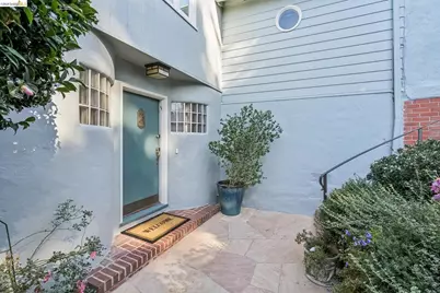 2556 Carisbrook Dr, Oakland, CA 94611 - Photo 11