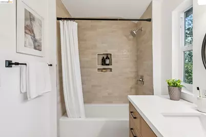 2556 Carisbrook Dr, Oakland, CA 94611 - Photo 47