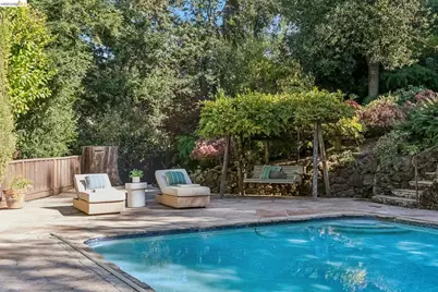 2556 Carisbrook Dr, Oakland, CA 94611 - Photo 77