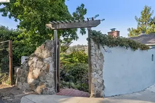 2556 Carisbrook Dr, Oakland, CA 94611 - Photo 5