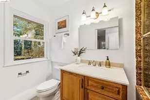 2556 Carisbrook Dr, Oakland, CA 94611 - Photo 51
