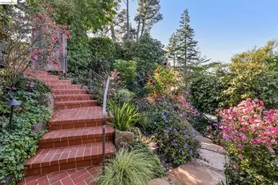 2556 Carisbrook Dr, Oakland, CA 94611 - Photo 7