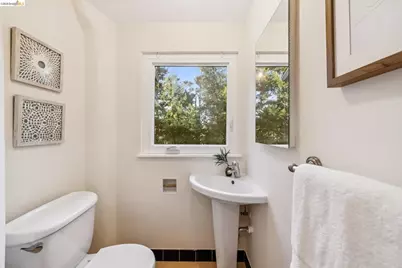 2556 Carisbrook Dr, Oakland, CA 94611 - Photo 51