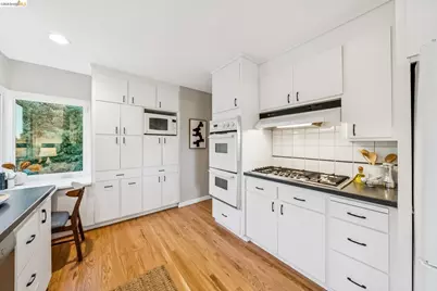 2556 Carisbrook Dr, Oakland, CA 94611 - Photo 33
