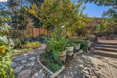 7531 Greenly Dr, Oakland, CA 94605 - Photo 31
