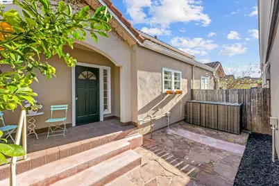 4636 Redwood Rd, Oakland, CA 94619 - Photo 3