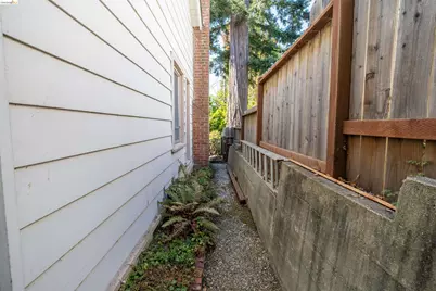 40 Harbord Ct, Oakland, CA 94618 - Photo 21