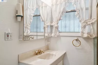 527 Capistrano, Oakland, CA 94603 - Photo 15