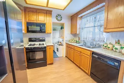 1051 Donovan Dr, San Leandro, CA 94577 - Photo 13