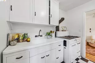 273 Beauforest Dr, Oakland, CA 94611 - Photo 9