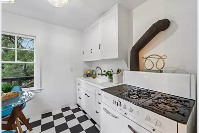 273 Beauforest Dr, Oakland, CA 94611 - Photo 7