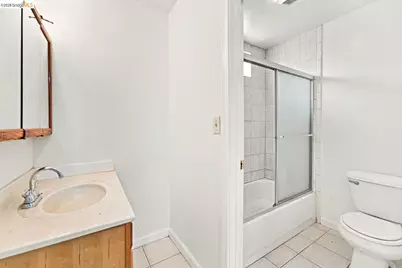 2425 Park Blvd, Oakland, CA 94606 - Photo 11