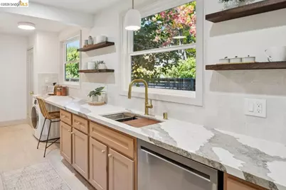 323 63rd Street #D, Oakland, CA 94618 - Photo 17