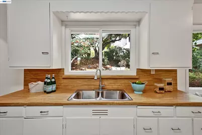 33 Buckeye Ave, Oakland, CA 94618 - Photo 15
