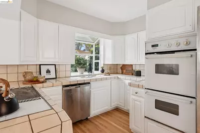 1120 Hubert Rd, Oakland, CA 94610 - Photo 17