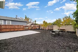 8821 Dowling St, Oakland, CA 94605 - Photo 25