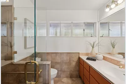 11260 Kerrigan Dr, Oakland, CA 94605 - Photo 55