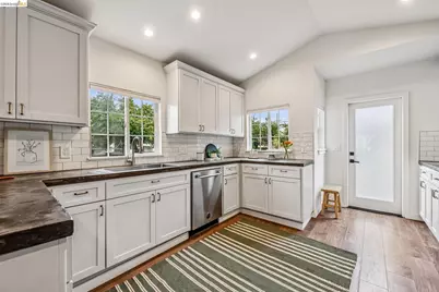 978 63rd St, Oakland, CA 94608 - Photo 15