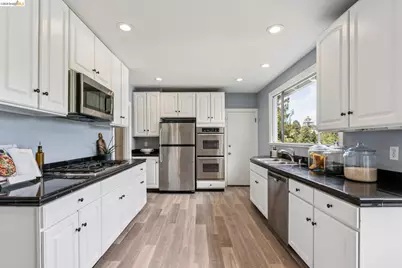 733 Grosvenor Pl, Oakland, CA 94610 - Photo 15