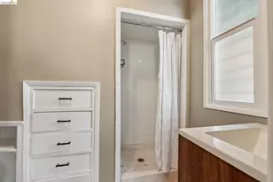 733 Grosvenor Pl, Oakland, CA 94610 - Photo 33