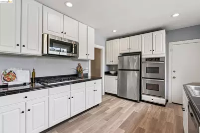 733 Grosvenor Pl, Oakland, CA 94610 - Photo 17