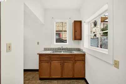 2440 12th Ave, Oakland, CA 94606 - Photo 9