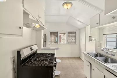 2440 12th Ave, Oakland, CA 94606 - Photo 31
