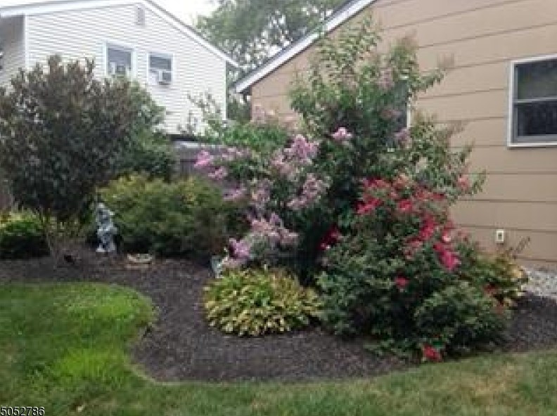 1033 Helene Pl, Raritan NJ  08869-1642 exterior