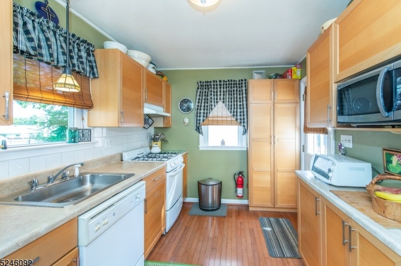 38 Iroquois Ave, Lake Hiawatha NJ 07034-1706 exterior