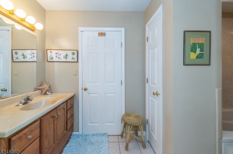 38 Iroquois Ave, Lake Hiawatha NJ 07034-1706 exterior