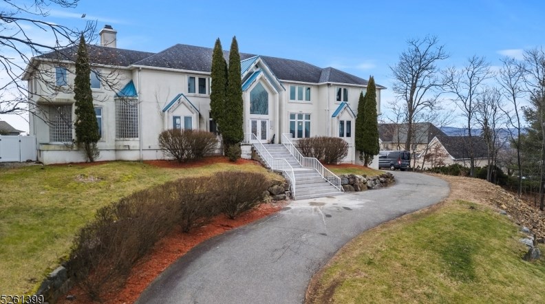 83 Chopin Dr, Wayne NJ  07470-6264 exterior