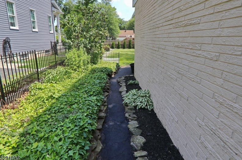 6 Cayuga Rd, Cranford NJ 07016-3401 exterior