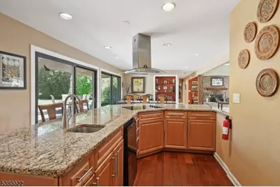 36 Independence Ct, Clifton, NJ 07013 - Photo 9