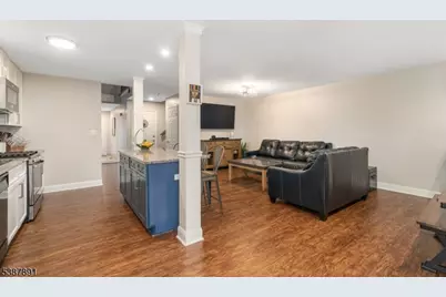 402 Clark Cir, Raritan Township, NJ 08822 - Photo 9