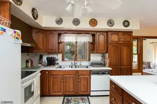 9 Renda Pl, Green Brook Township, NJ 08812 - Photo 5