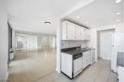 300 Winston Dr #807, Cliffside Park, NJ 07010 - Photo 5