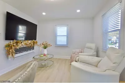 327 Roosevelt Ln, Kenilworth, NJ 07033 - Photo 3