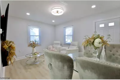 327 Roosevelt Ln, Kenilworth, NJ 07033 - Photo 5