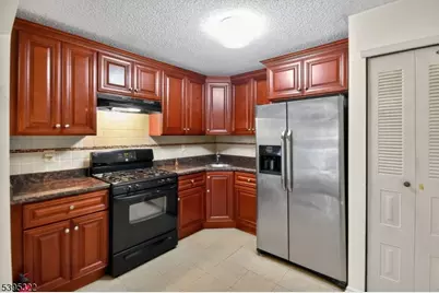 258 Kempsey Dr, North Brunswick Township, NJ 08902 - Photo 3