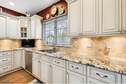 26 Kent Dr, Roseland, NJ 07068 - Photo 9