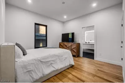 33 Randolph Pl, Newark, NJ 07108 - Photo 15